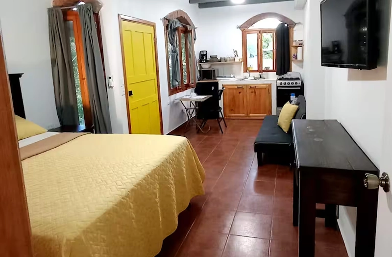 Casa de Berakah Yellow Room AirBNB - Copan Ruinas 🇭🇳 Hotel review - WanderBeard